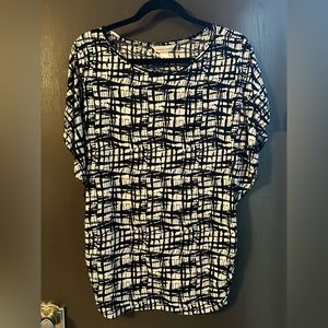 Black and white stretchy blouse